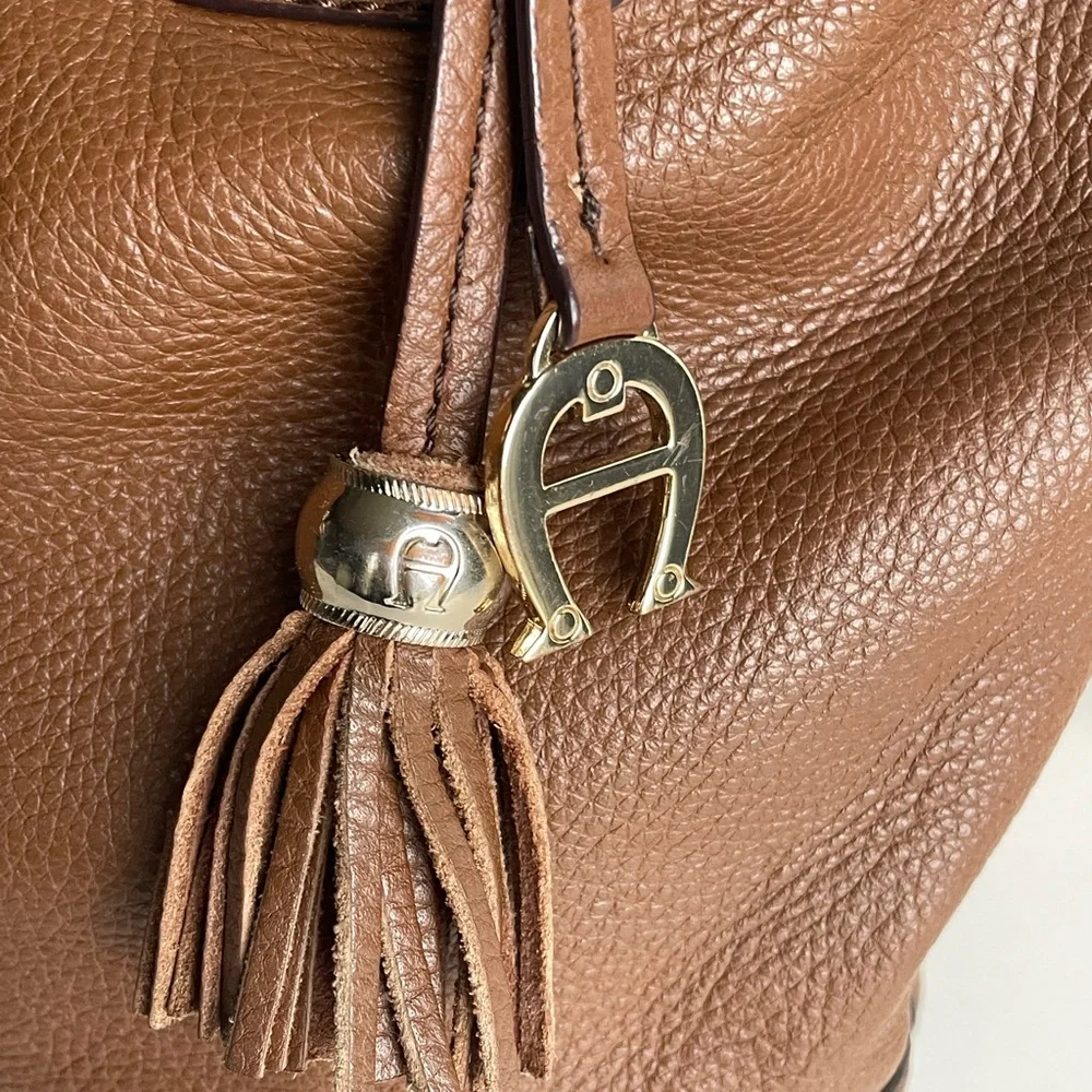 Vintage Etienne Aigner Bucket Purse Handbag Brown Leather Tassel Logo Medallion
